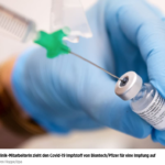 医院的员工正在抽取把拜恩科技的新冠疫苗到注射器里