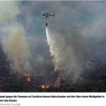 撒丁岛的消防员用直升机喷水救火