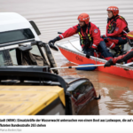 水上救援服务的救援人员正在查看这辆泡在洪水中的卡车