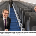 联邦朔伊尔（ Andreas Scheuer）和汉莎航空总裁施普尔（Carsten Spohr）在空中客车 A320neo 上合影留念。该航空公司的飞机广播已无性别区别