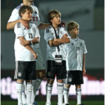 2013年巴拉克在莱比锡的告别比赛上和3个儿子合影，33个儿子都穿了他的13号球衣