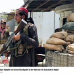 一位塔利班士兵在原美国大使馆的检查站站岗
