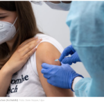 一名慕尼黑的女学生在接种疫苗