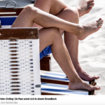 一对夫妇在沙滩椅上享受日光浴