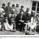 出生于阿富汗贫民家庭，与他的父亲（左二）的合影