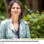 绿党总理候选人安娜莱娜-贝尔博克周二在比森塔尔（勃兰登堡）的演讲