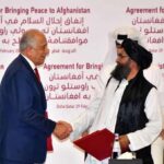 美国阿富汗特使扎尔迈·哈利勒扎德和塔利班负责政治事务的副领导人毛拉·巴拉达尔签署《多哈协议》