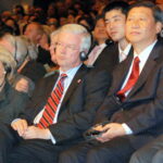 2009年书展开幕式贵宾席。前排右起：默克尔总理、习近平副主席、黑森州长科赫（前）、法兰克福市市长罗特（前）、中国新闻出版总署署长柳斌杰（前）