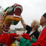 【3】大赛主办方荷兰龙舟协会遵照中国传统礼仪,“画龙点睛开光,洒米落湖祈福”,表演了隆重的开幕式。