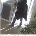 一名劫匪穿着雨披走进银行并用枪威胁一名员工