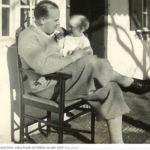 儿子与父亲。1939年，汉斯抱着尼克拉斯