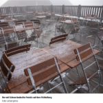 菲希特尔山的户外座椅被雪覆盖着