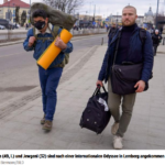 德米扬（49岁，左）和叶夫根尼（32岁）在经历了国际长途跋涉后抵达利沃夫。