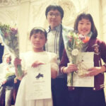 （2）华人老师Philip Huang和他两位参赛的学生，也看到了其他的学生。Philip Huang中文名字是黄啸飞，他的两个学生的中文名字是殷悦雯（雯雯）和陈令仪（笑笑）。