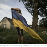 一个男孩试图在哈尔科夫地区悬挂乌克兰国旗