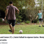 卢卡斯和康纳在他们自己的花园里踢足球。至少踢球不花钱