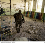 一名士兵在赫尔松市一所被毁坏的学校里。