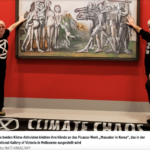 两名环境保护者将他们的手伸向了毕加索的作品《朝鲜大屠杀》，该作品在墨尔本的维多利亚国家美术馆展出。